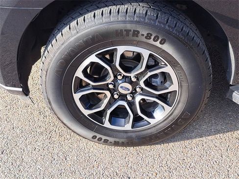 Used 2024 Ford Expedition XLT image 9