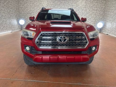 Used 2017 Toyota Tacoma TRD Sport w/ Tow Package RWD image 2
