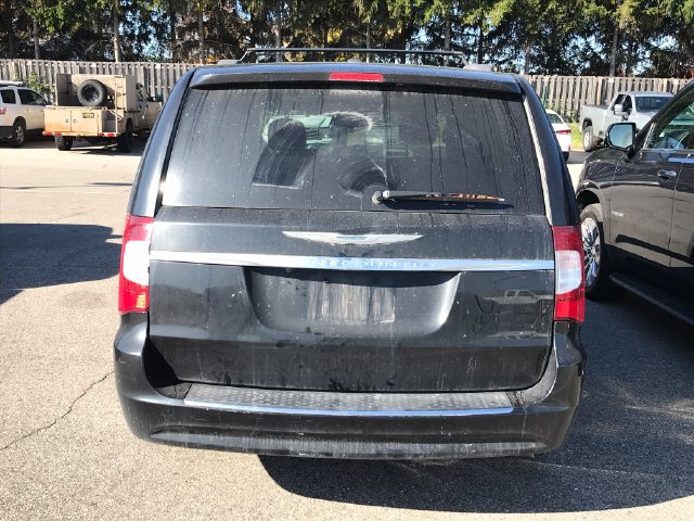 Used 2016 Chrysler Town & Country Touring FWD image 9
