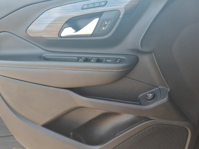 Used 2024 GMC Terrain SLT w/ Tech Package FWD image 16