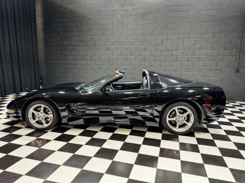 Used 2004 Chevrolet Corvette Coupe w/ Roof Package image 1