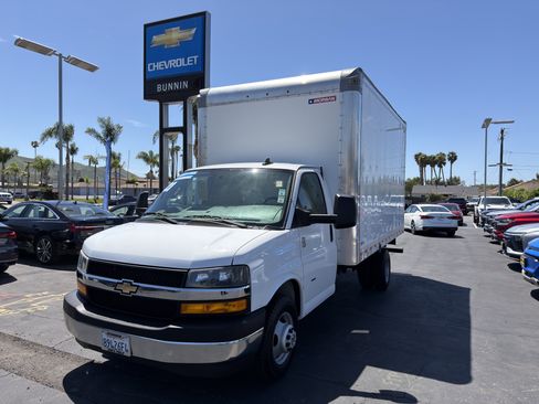 Used 2021 Chevrolet Express 3500 w/ Driver Convenience Package image 4