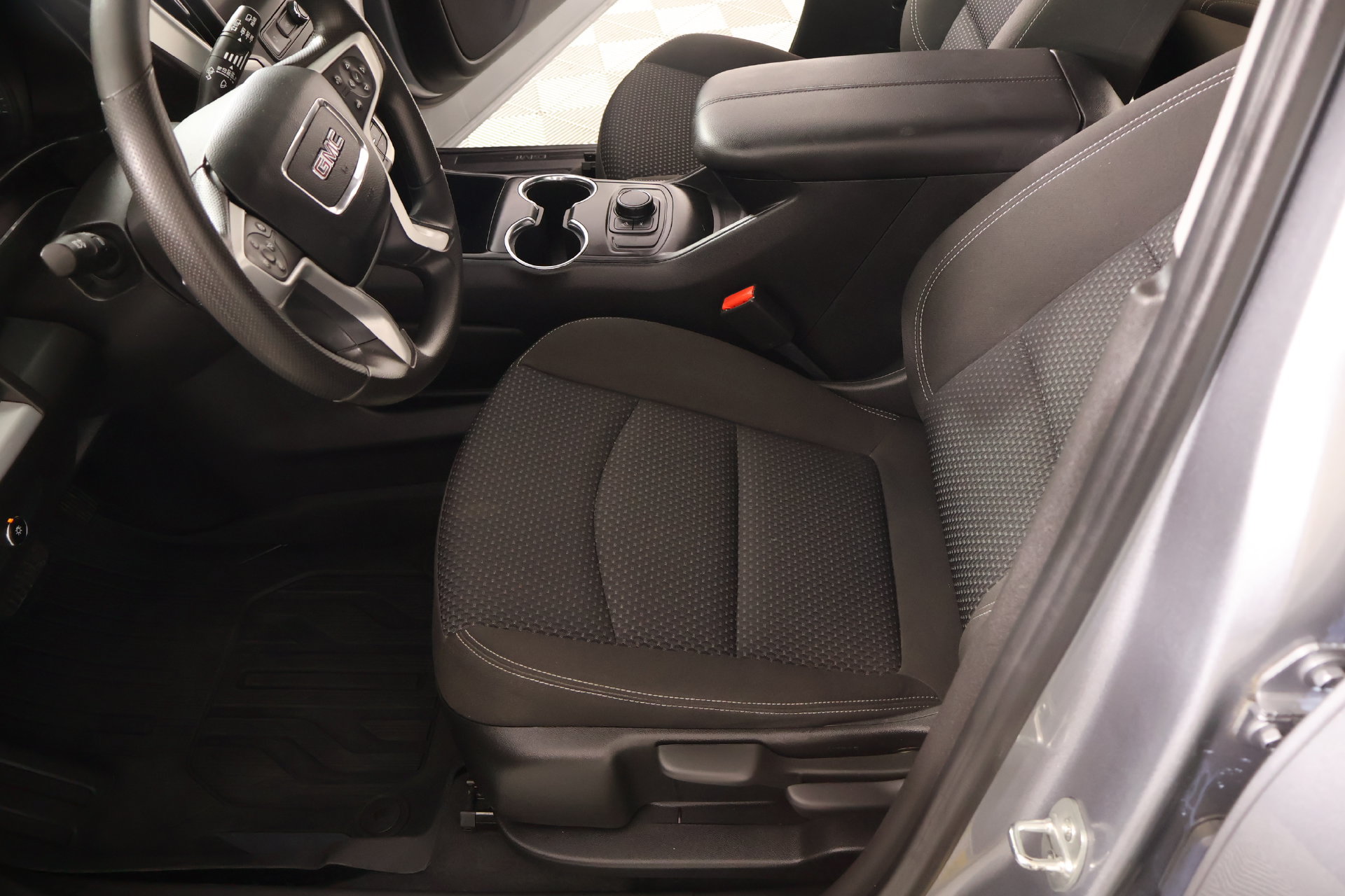 Used 2023 GMC Terrain SLE w/ LPO, Floor Liner Package FWD image 10
