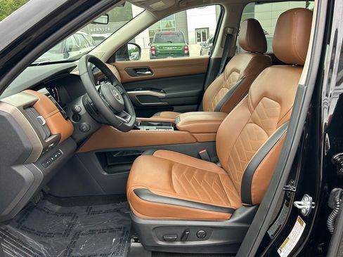 Used 2024 Nissan Pathfinder Platinum w/ Cargo Package image 14