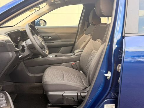 Used 2025 Nissan Kicks SV AWD/4WD image 12