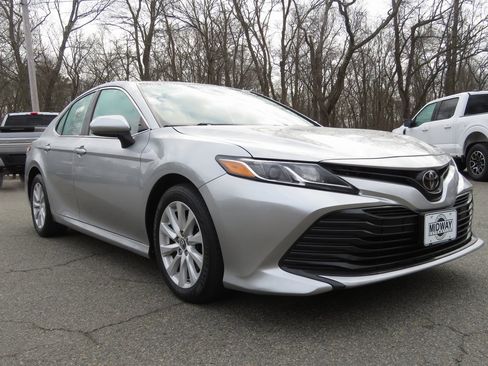 Used 2019 Toyota Camry LE image 4