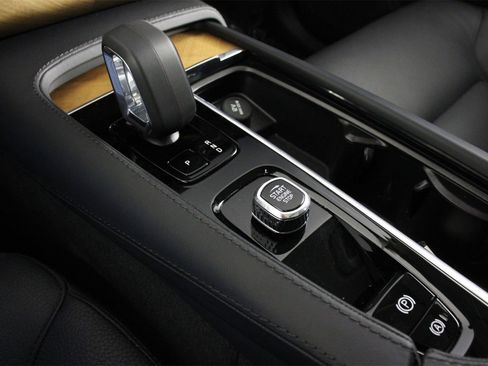 Certified 2024 Volvo XC90 T8 Plus w/ Protection Package Premier image 15