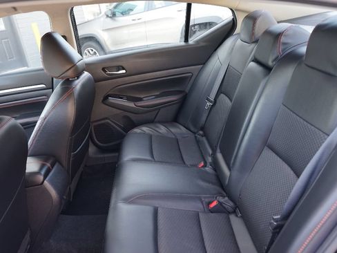 Used 2023 Nissan Altima 2.5 SR FWD image 12