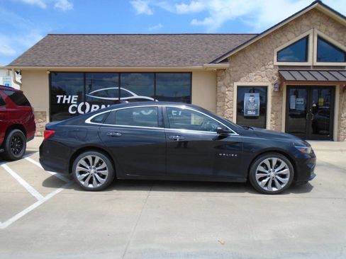 Used 2018 Chevrolet Malibu Premier w/ Premier Sun and Wheel Package FWD image 4