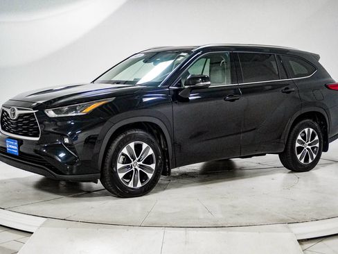 Used 2021 Toyota Highlander XLE AWD/4WD image 4