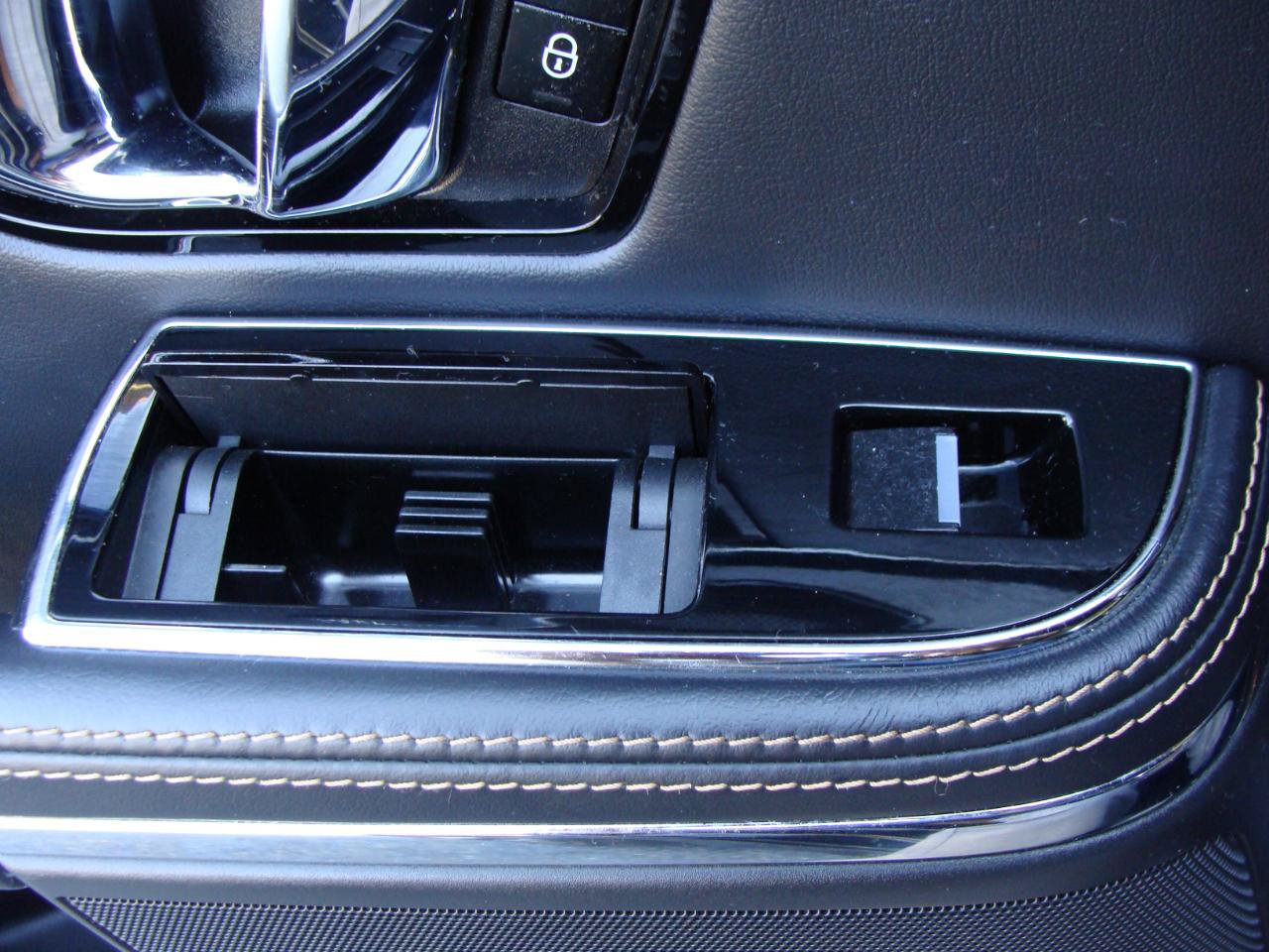 Used 2014 Jaguar XJ R RWD image 39