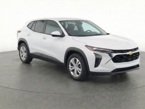 Used 2025 Chevrolet Trax LS image 16