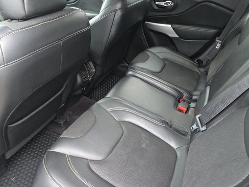 Used 2018 Jeep Cherokee Latitude Plus w/ Comfort/Convenience Group AWD/4WD image 9