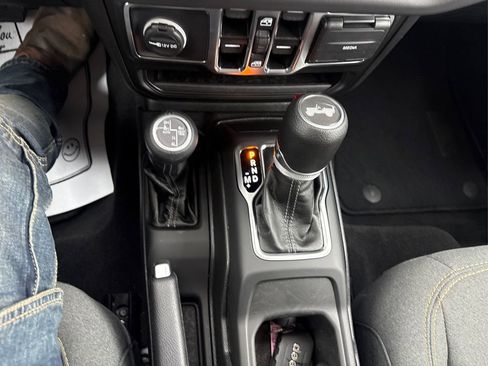 Used 2025 Jeep Wrangler Unlimited Sahara image 25