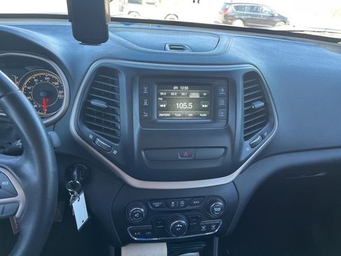 Used 2016 Jeep Cherokee Latitude AWD/4WD image 8