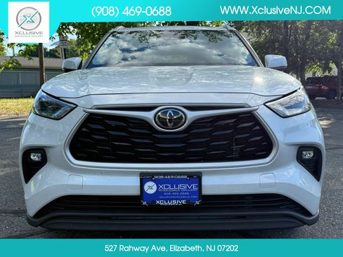 Used 2022 Toyota Highlander XLE AWD/4WD image 6