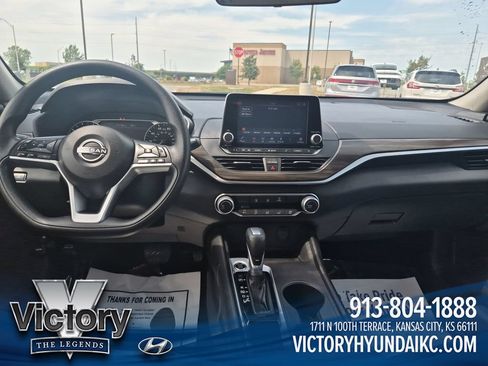 Used 2025 Nissan Altima 2.5 SV FWD image 12