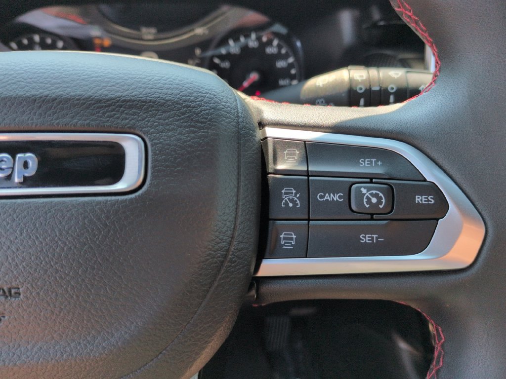 Used 2025 Jeep Compass Trailhawk AWD/4WD image 19