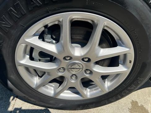 Certified 2024 Chrysler Pacifica Touring-L FWD image 9