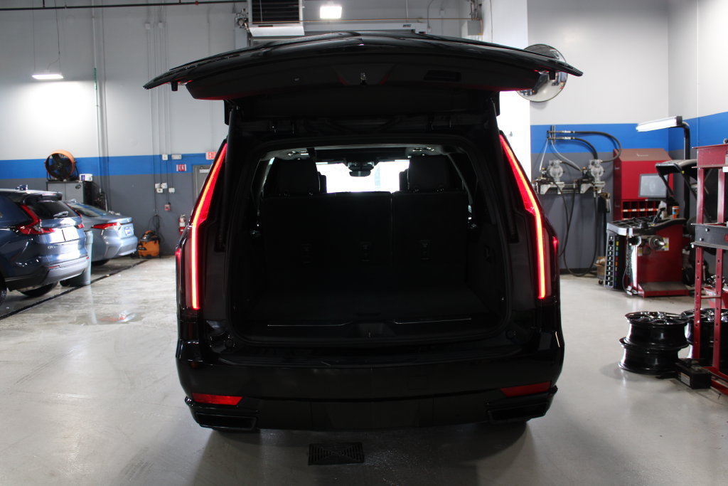 Used 2023 Cadillac Escalade ESV Sport Platinum w/ LPO, ONYX Package AWD/4WD image 27