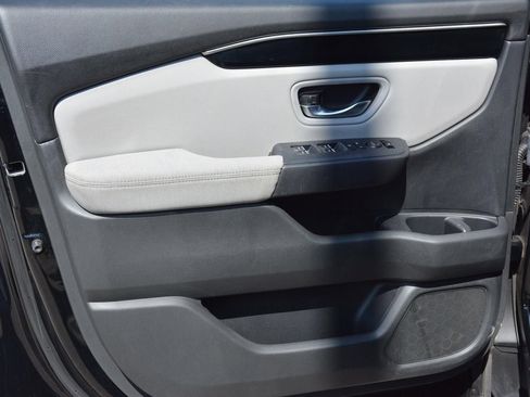 Used 2023 Honda Pilot LX image 8
