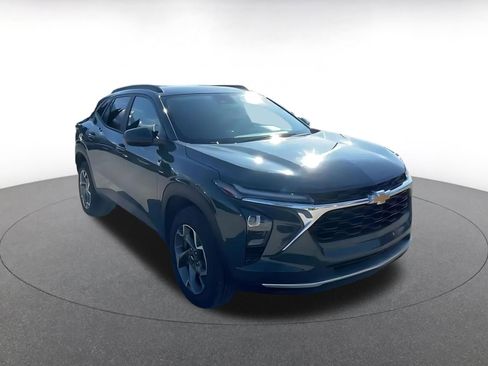 Used 2025 Chevrolet Trax LT image 3