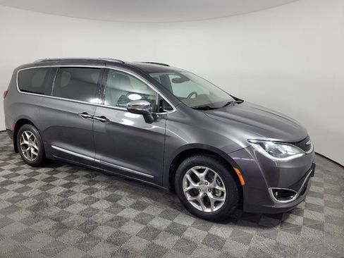 Used 2017 Chrysler Pacifica Limited FWD image 11
