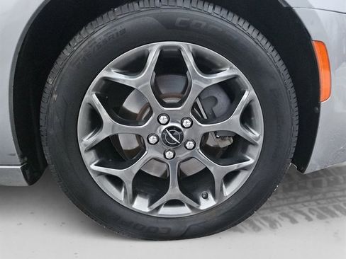 Used 2018 Chrysler 300 S image 15