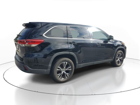 Used 2019 Toyota Highlander LE FWD image 6