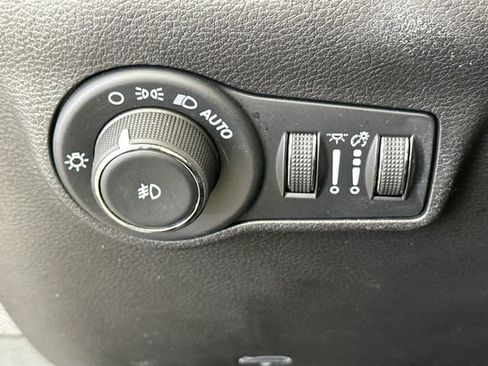 Used 2025 Jeep Compass Trailhawk image 21