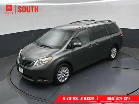 Used 2014 Toyota Sienna LE AWD/4WD image 45
