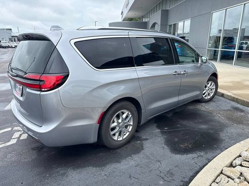 Used 2021 Chrysler Pacifica Touring-L FWD image 3