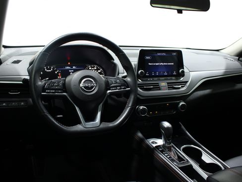 Used 2023 Nissan Altima 2.5 SR FWD image 2