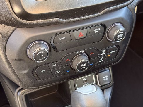 Used 2018 Jeep Renegade Altitude image 22