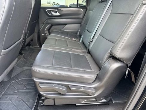 Used 2024 Chevrolet Suburban LT w/ Luxury Package RWD image 17