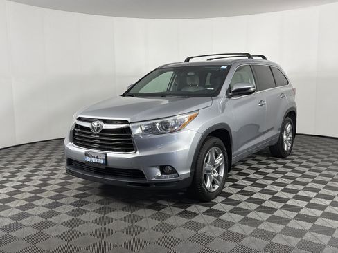 Used 2015 Toyota Highlander Limited w/ Driver Technology Package FWD image 3