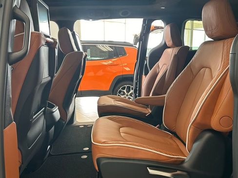 New 2026 Chrysler Pacifica Pinnacle image 11