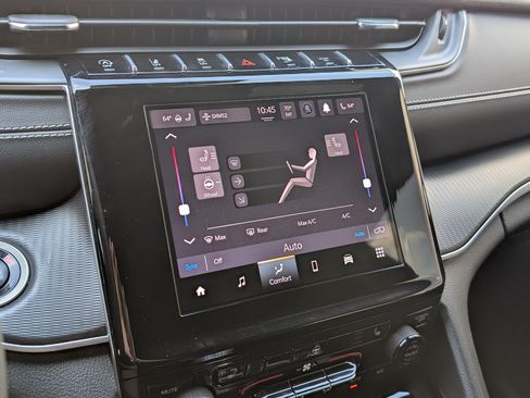Used 2025 Jeep Grand Cherokee Altitude AWD/4WD image 15