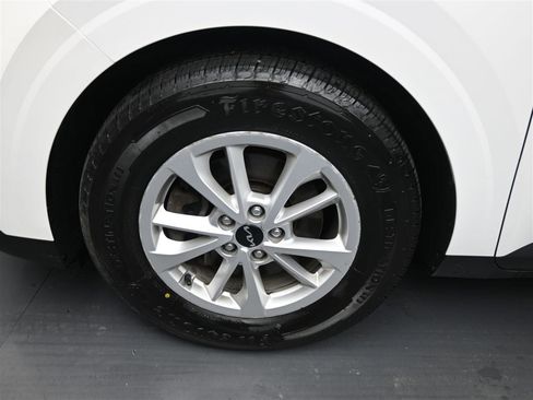 Used 2022 Kia Carnival LX image 18