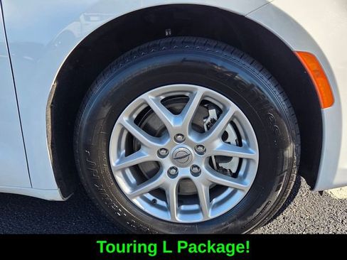 Used 2024 Chrysler Pacifica Touring-L FWD image 9