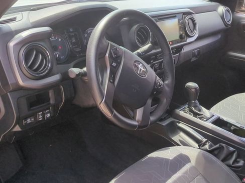 Used 2017 Toyota Tacoma TRD Sport AWD/4WD image 13