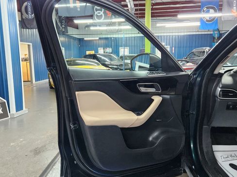 Used 2017 Jaguar F-PACE Premium image 6