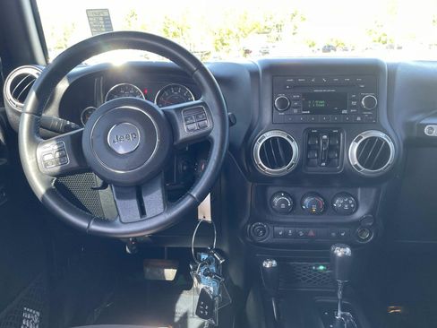 Used 2017 Jeep Wrangler Unlimited Sahara AWD/4WD image 12