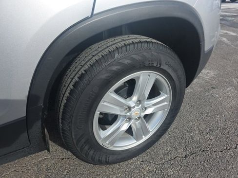 Used 2019 Chevrolet Trax LT w/ LT Convenience Package image 9