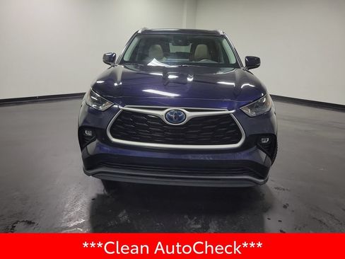 Used 2023 Toyota Highlander XLE FWD image 3