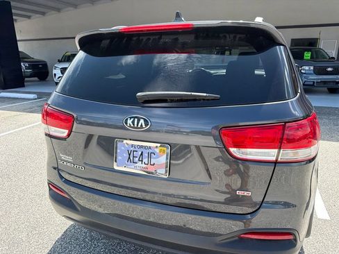 Used 2017 Kia Sorento AWD w/ LX Convenience Package image 4
