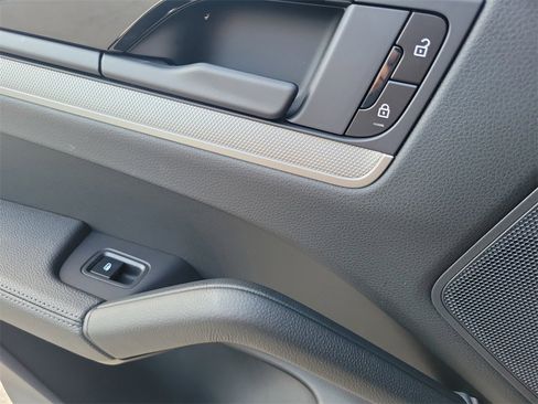 Used 2025 Porsche Cayenne image 20