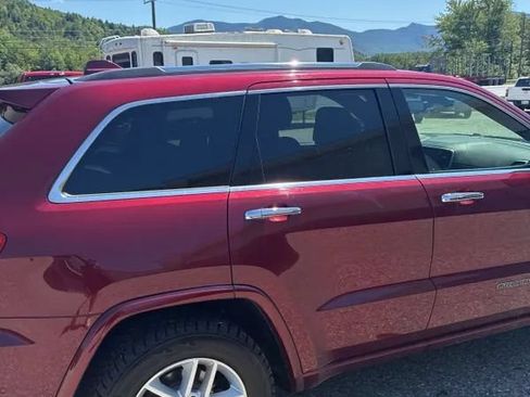 Used 2018 Jeep Grand Cherokee Overland AWD/4WD image 9