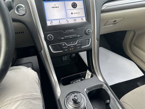 Used 2019 Ford Fusion SE image 33