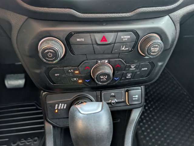Used 2022 Jeep Renegade Latitude w/ Convenience Group AWD/4WD image 17